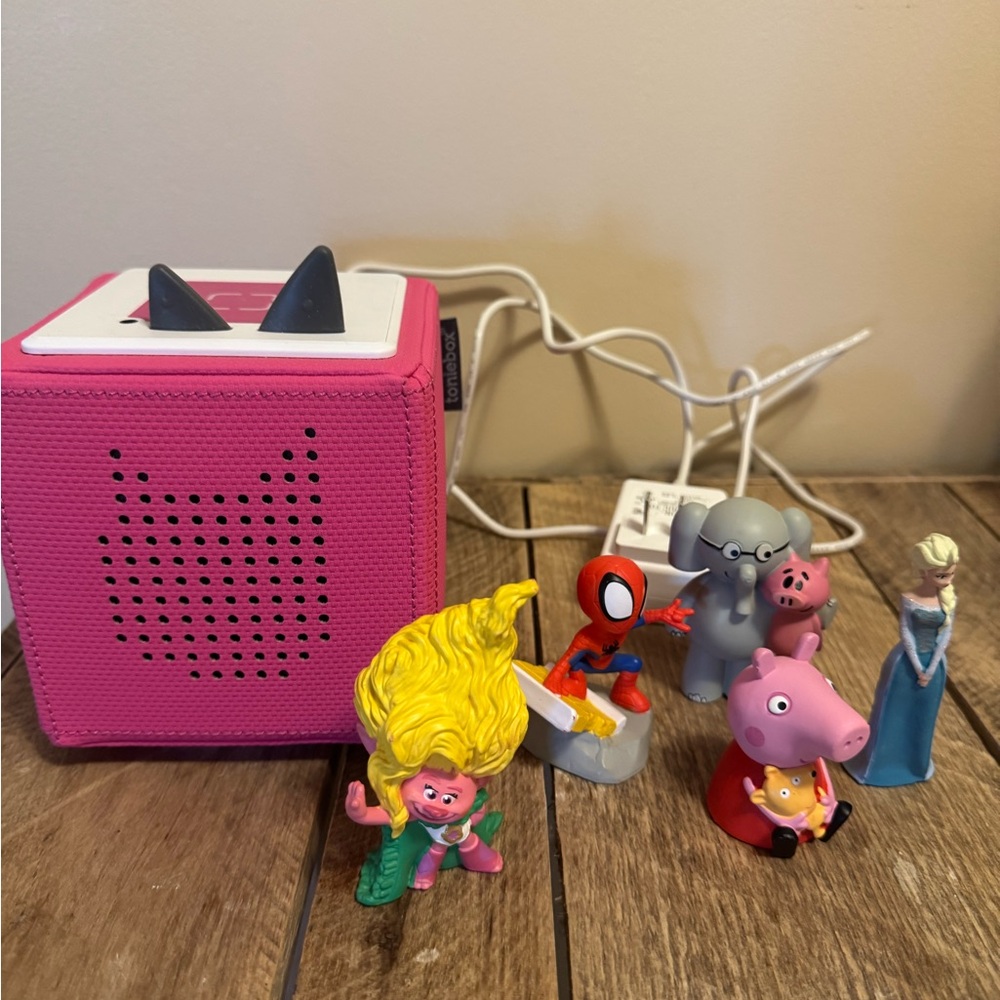 Toniebox with 5 tonies! Excellent used condition, Elsa, trolls, spiderman, peppa